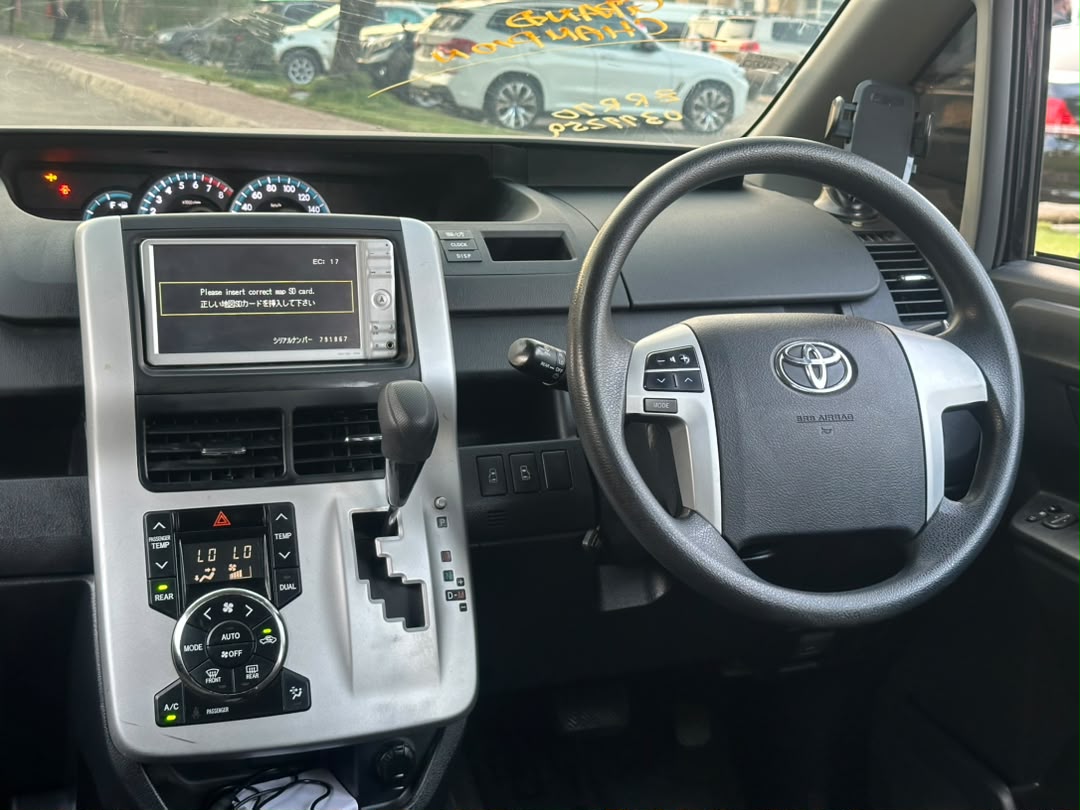 Toyota Noah new thumbnail 6